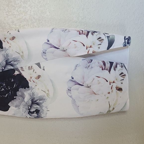 Like New! Tiger Mist Floral Plunge Dress - Picture 3 of 11